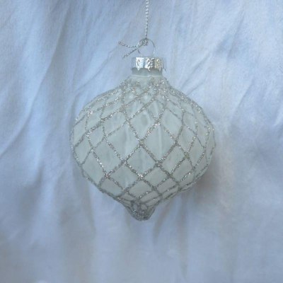 Шар  80мм белый с серебряной сеткой 'Луковка' стекло