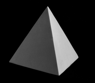 Фигура геометрическая Пирамида правильная h-13см гипс