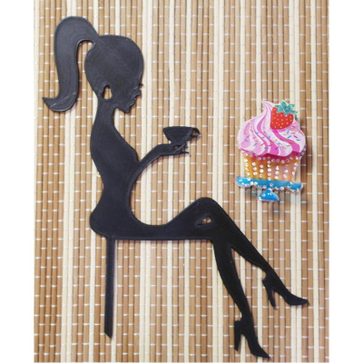 Топпер Силуэт сидящей девушки с чашкой акриловый 17х13см