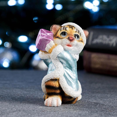 Тигр с подарком полистоун 10см рыжий