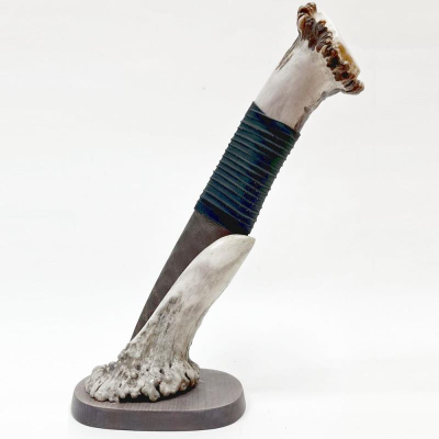 Нож на подставке 'Палеолит' Дамасская сталь обработка под камень рог лося кожа