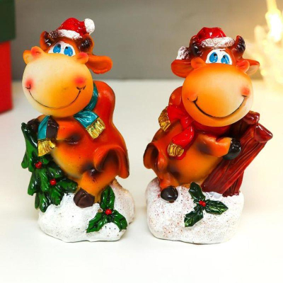 Сувенир новогодний 'Бычок в новогоднем колпаке с лыжами/ёлкой' ассорти полиустоун 8х4.5х5.3см