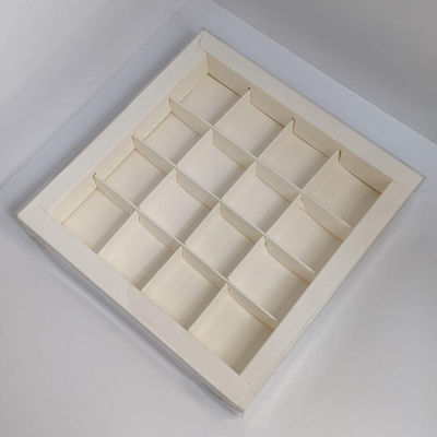 Коробка для конфет на 16шт 20х20х3см белая с пластиковой крышкой