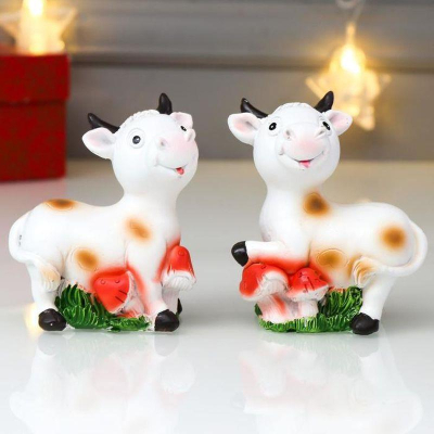 Сувенир новогодний 'Бычок пятнистый на лужайке с грибами' ассорти полиустоун 8.5х4.5х7.5см