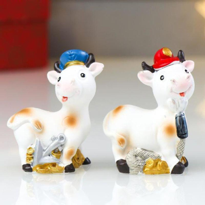 Сувенир новогодний 'Бычок пятнистый' профессия ассорти полиустоун 6х3х5см