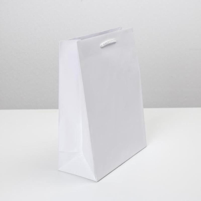 Пакет подарочный 18х23х 8см белый ламинированный