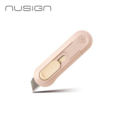 Нож макетный Мини 12мм Deli 'Nusign' пластиковый корпус с возвратной пружиной розовый в блистере