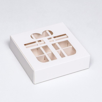 Коробка для конфет на  9шт с окном 13.7х13.7х3.8см белая