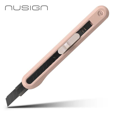 Нож макетный&nbsp;&nbsp;9мм Deli 'Nusign' пластиковый корпус металлические направляющие лезвия автоблокировка розовый в блистере