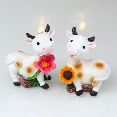 Сувенир новогодний 'Бычок пятнистый на лужайке с цветами' ассорти полиустоун 6х3х5.5см