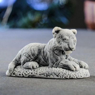 Тигренок 6см лежащий мраморная крошка